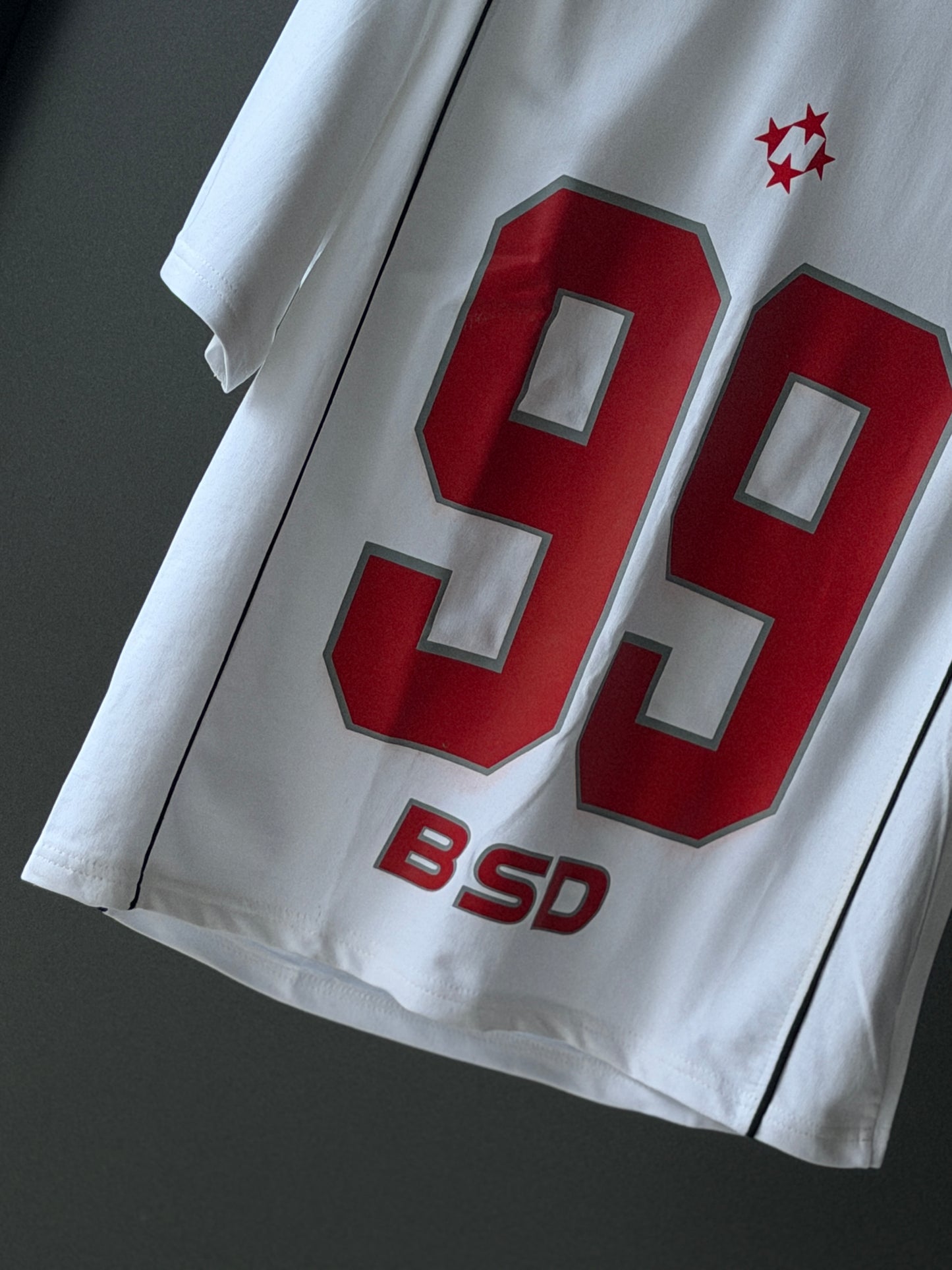 99--Oversized V-Neck Five-Sleeve Tee — Clean White, Effortless Edge